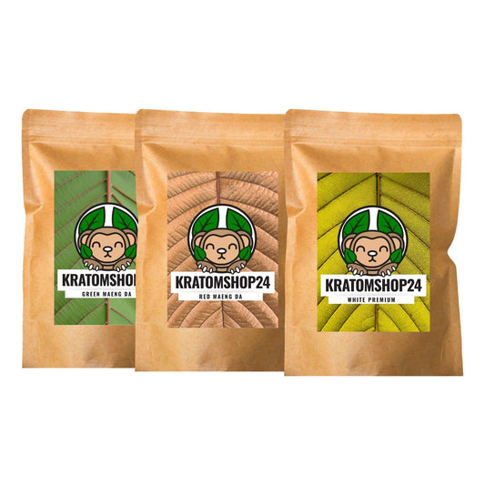 Drei Braune Tüten mit Grünen Aufklebern die die Kratomsorte benennen